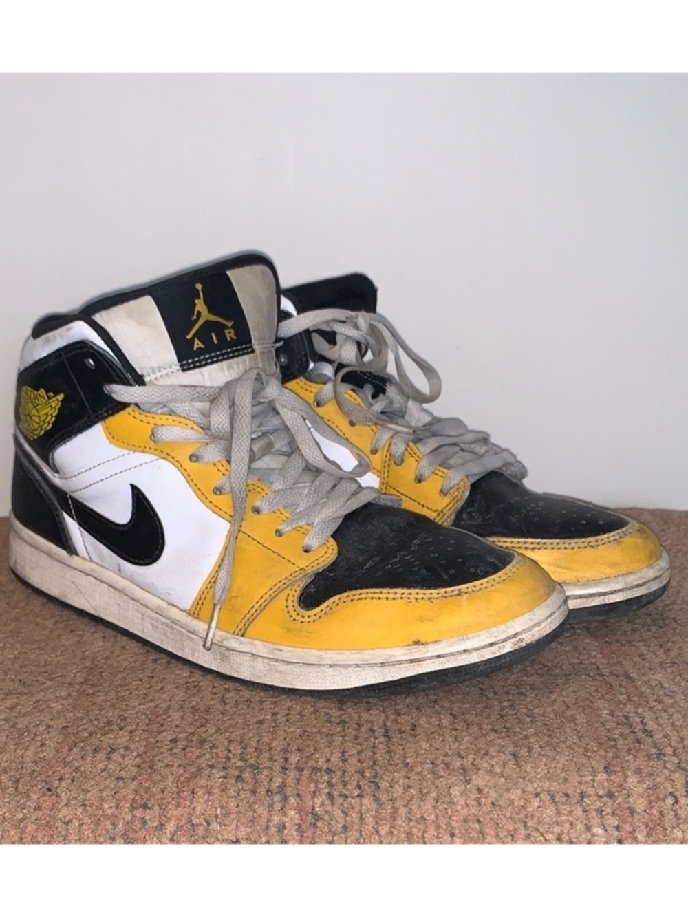 Nike Air Jordan 1 Mid Yellow DQ8426-701 Size 9